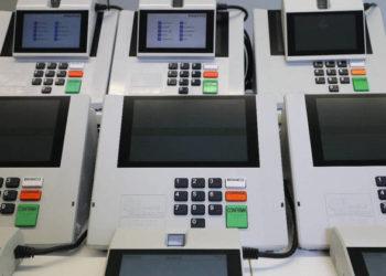 Alunos do DF veem urna eletrônica por dentro em projeto do TSE