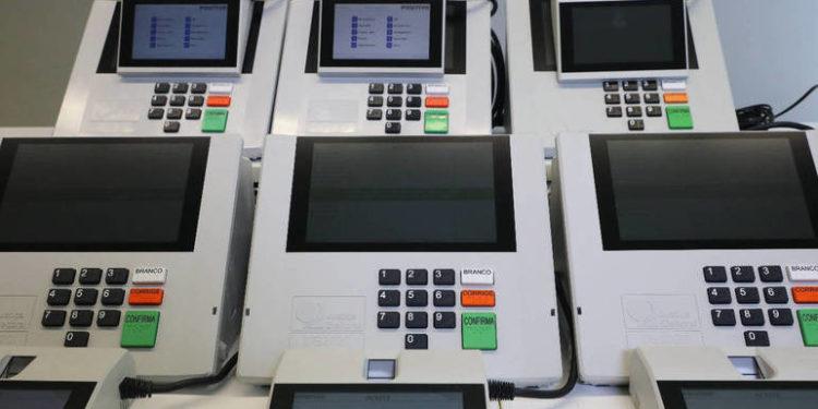 Alunos do DF veem urna eletrônica por dentro em projeto do TSE