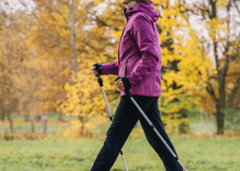 O que é a caminhada nórdica e como fazer o exercício?