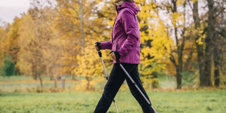 O que é a caminhada nórdica e como fazer o exercício?