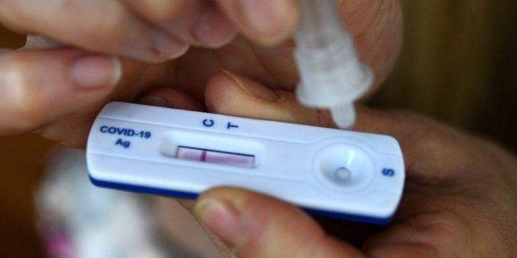 Coronavírus: média diária de casos no Brasil chega a mais de 40 mil