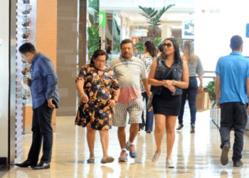 Vendas no varejo desaceleram e crescem 0,9% em abril, informa IBGE