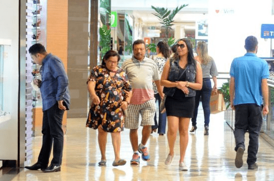 Vendas no varejo desaceleram e crescem 0,9% em abril, informa IBGE