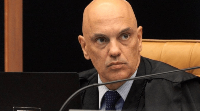 Juiz condena dois manifestantes por protesto em frente ao prédio de Moraes em SP
