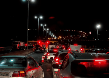 Acidente entre moto e caminhão na Ponte JK deixa uma pessoa ferida