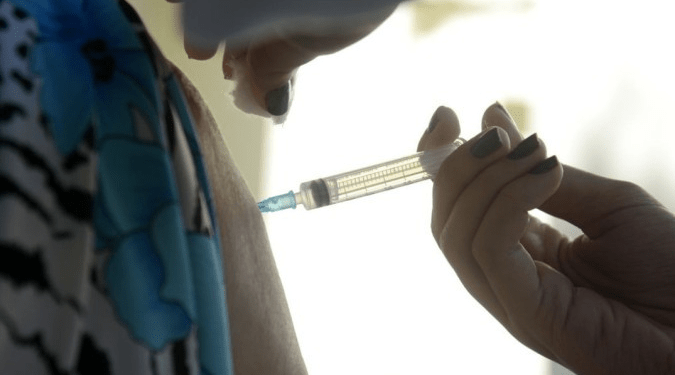 Covid-19: Rio aplica quarta dose da vacina em profissionais de saúde