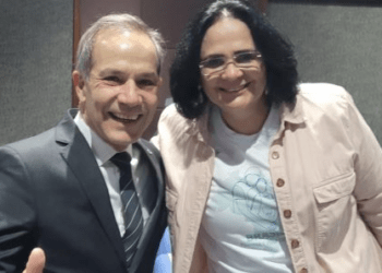 Pré-candidatos marcam presença pré-estreia de documentário