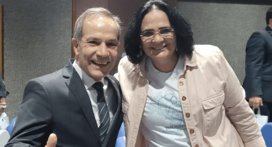 Pré-candidatos marcam presença pré-estreia de documentário