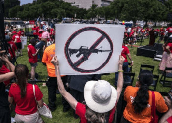 Crianças que sobreviveram ao tiroteio em escola discursam no Capitólio