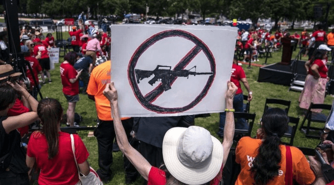 Crianças que sobreviveram ao tiroteio em escola discursam no Capitólio