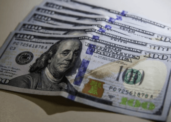 Dólar dispara 8,4% em junho e pressiona preço de alimentos e combustível