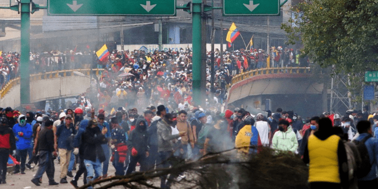 Equador: indígenas cobram multa de quem se nega a participar de protestos contra o governo