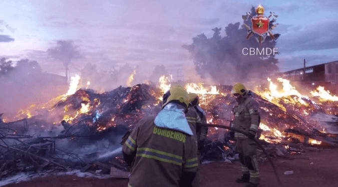 Incêndio em madeiras e recicláveis ameaça residências na Estrutural