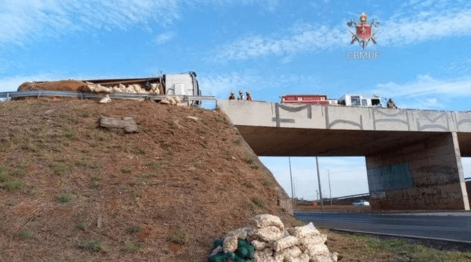 Caminhão carregado com batatas tomba em viaduto perto do Gama