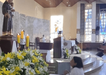 Devotos se reúnem para celebrar o Dia de Santo Antônio