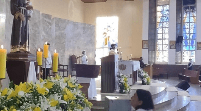 Devotos se reúnem para celebrar o Dia de Santo Antônio