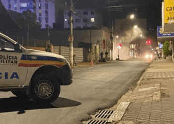 Mulher não aceita que marido empreste carro a filho e tenta matá-lo, em Minas Gerais