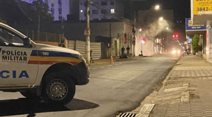 Mulher não aceita que marido empreste carro a filho e tenta matá-lo, em Minas Gerais