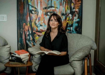 Escritora brasiliense Lella Malta leva curso sobre escrita para Portugal