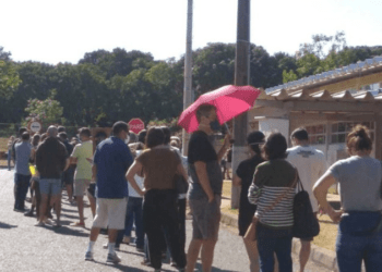 Quarta dose da vacinação para maiores de 40 anos começa com fila no DF