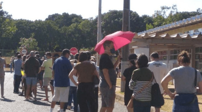 Quarta dose da vacinação para maiores de 40 anos começa com fila no DF