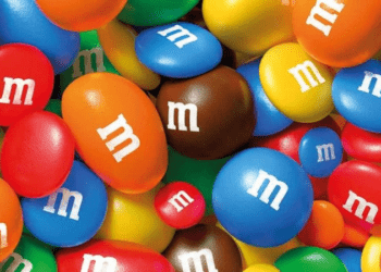 Funcionários precisam ser resgatados após cair em tanque de M&Ms