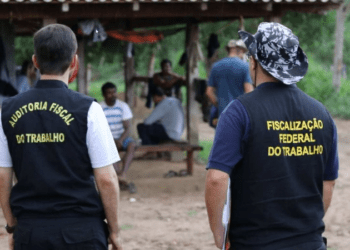 Mulher é libertada após 43 anos sob condições análogas à escravidão, em Recife