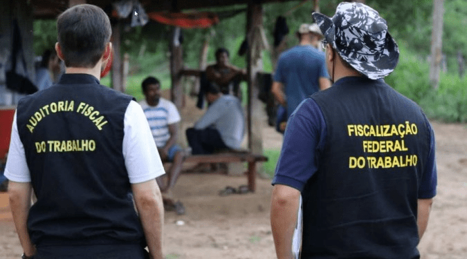 Mulher é libertada após 43 anos sob condições análogas à escravidão, em Recife