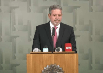 Presidente da Petrobras tem que “renunciar imediatamente”, diz Lira