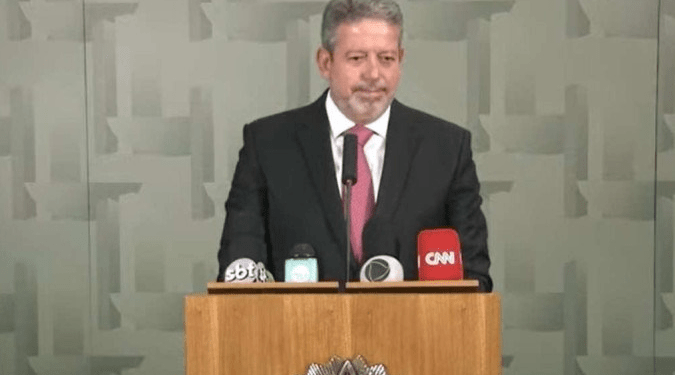 Presidente da Petrobras tem que “renunciar imediatamente”, diz Lira