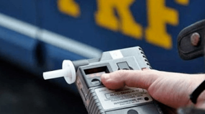 Sem carteira, motorista é preso ao dirigir em zigue-zague na BR-060