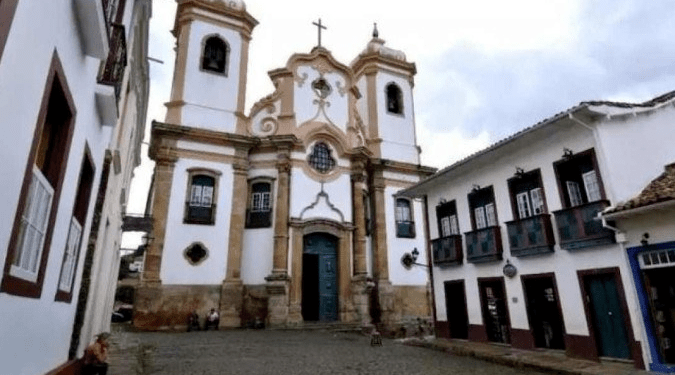 Por ciúmes de ex, homem atira e tenta atropelar rival em Ouro Preto