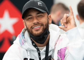 Avião de Neymar realiza pouso de emergência durante viagem para SP