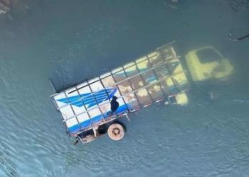 Homem morre dentro de caminhão após cair em rio, em Mariana