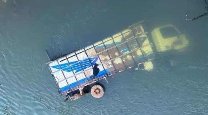 Homem morre dentro de caminhão após cair em rio, em Mariana