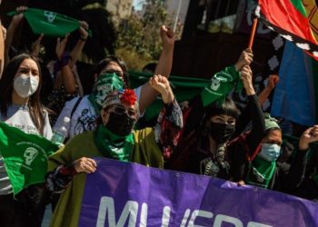 Na contramão dos EUA, Chile inclui direito ao aborto em proposta de nova Constituição