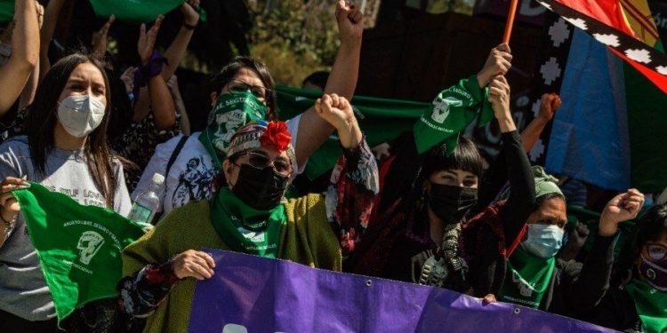 Na contramão dos EUA, Chile inclui direito ao aborto em proposta de nova Constituição
