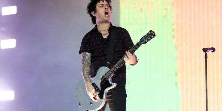 Vocalista do Green Day diz que renunciará à cidadania americana após decisão contra aborto