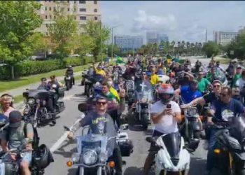 Bolsonaro participa de motociata em Orlando