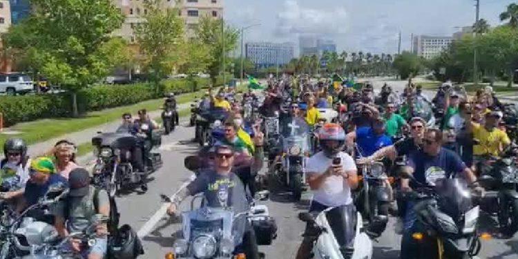 Bolsonaro participa de motociata em Orlando