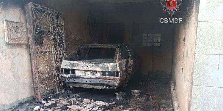 Bombeiros salvam homem em surto psicótico que ateou fogo em automóvel e provocou um incêndio