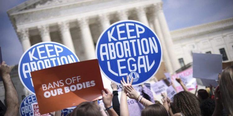 URGENTE: Suprema Corte dos EUA revoga direito constitucional ao aborto; Estados livres para proibir