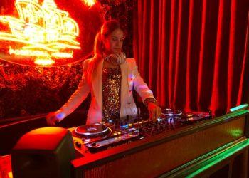 DJ brasileira Sabrina Tomé se apresenta na área vip do Rock In Rio Lisboa