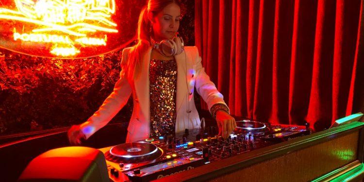 DJ brasileira Sabrina Tomé se apresenta na área vip do Rock In Rio Lisboa