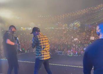 Tá precisando de dengo: João Gomes cai no choro em show