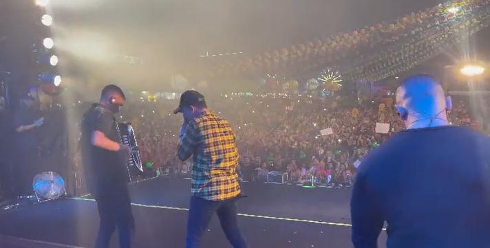 Tá precisando de dengo: João Gomes cai no choro em show