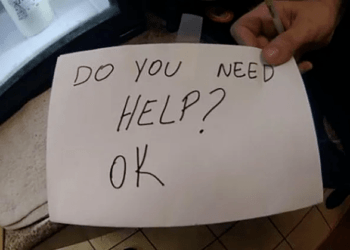 Funcionária de restaurante salva criança de abuso infantil ao enviar bilhete oferecendo ajuda