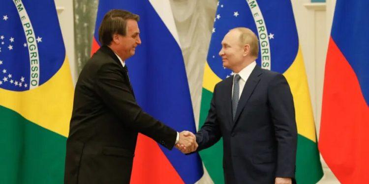 Em telefonema a Bolsonaro, Putin garante envio de fertilizantes ao Brasil