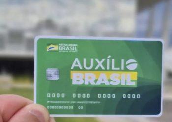 Auxílio Brasil terá cartão com chip e função para compras no débito