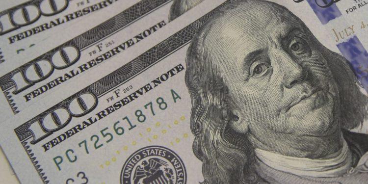 Dólar sobe para R$ 4,80 e fecha no maior valor em uma semana